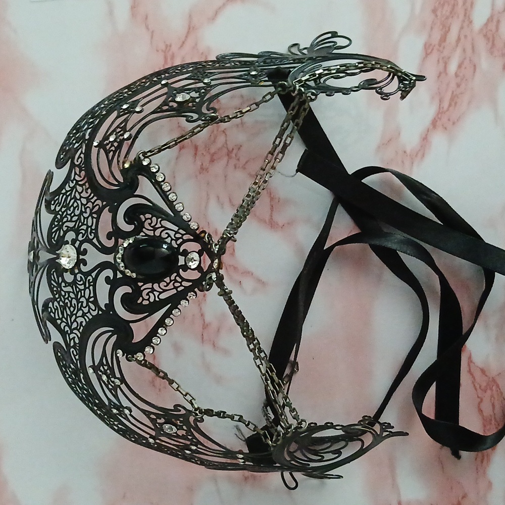 Jeweled Mask - Picture 2 of 5